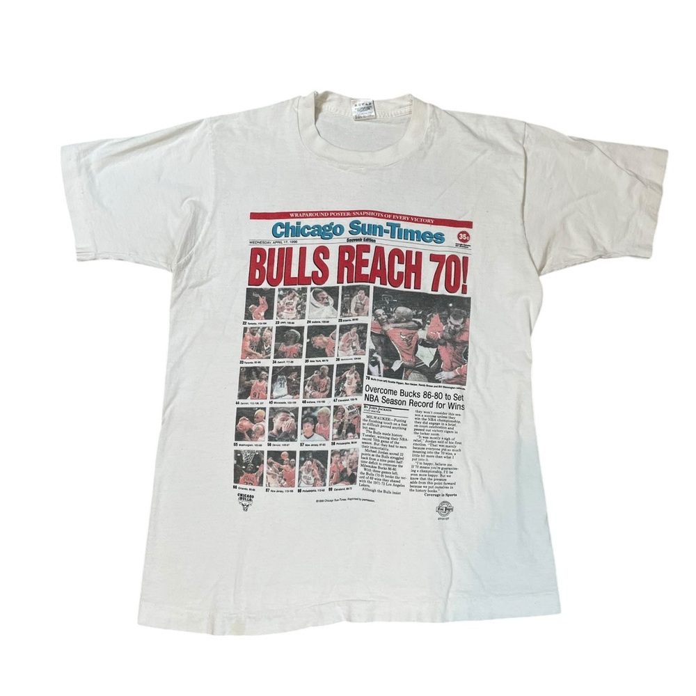 Chicago Bulls “Bulls Reach 70!” 1996 Newspaper Tee Vintage Fruit of The Loom